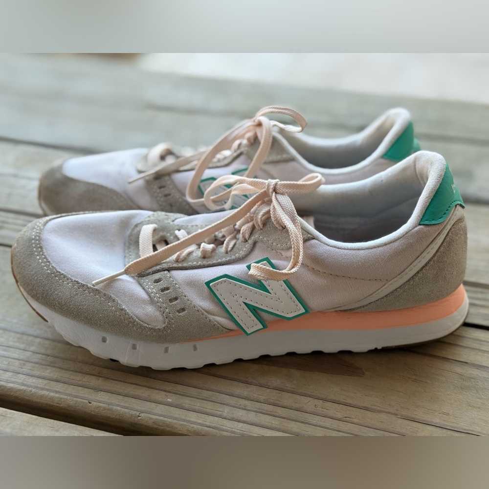 New Balance 311v2 Women’s 10 Athletic Sneakers Teal Peach Highlights WL311TB2 - Picture 1 of 10